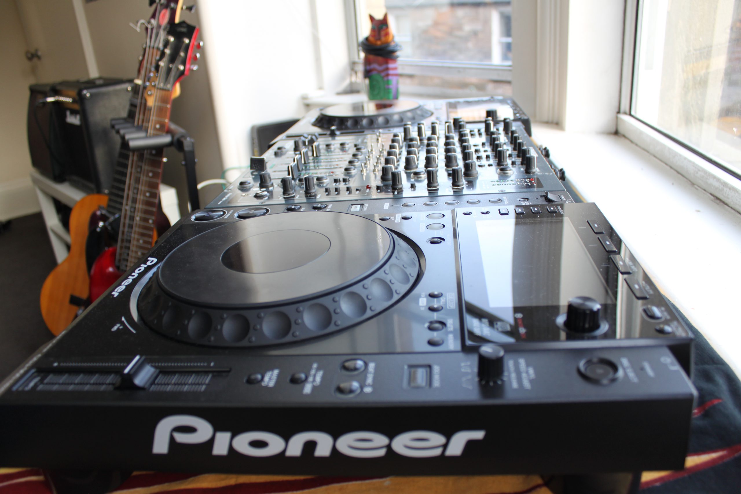 Read more about the article Digital vs analog (aka real DJing)
