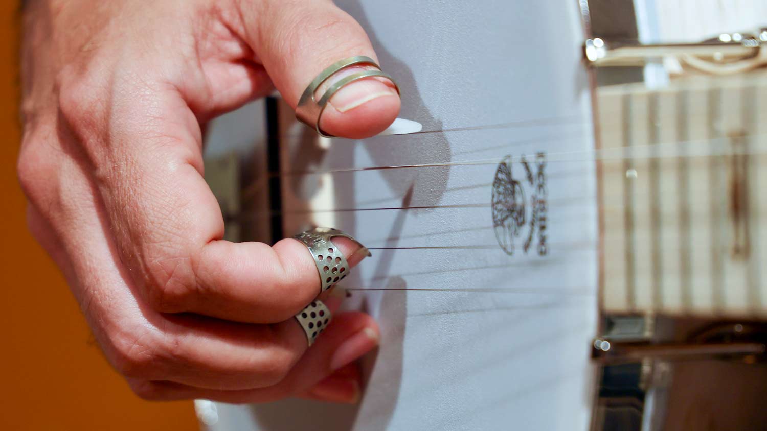 Read more about the article Banjo arpeggio with thumb change